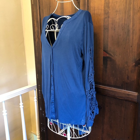 A. Moon Crochet Sleeve High-Low Blouse Blue Size Medium - Picture 1 of 8